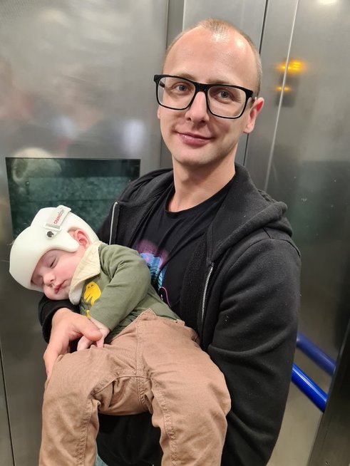 9 mėnesių lietuvės Lauros sūnui diagnozuota kūdikio galvos deformacija