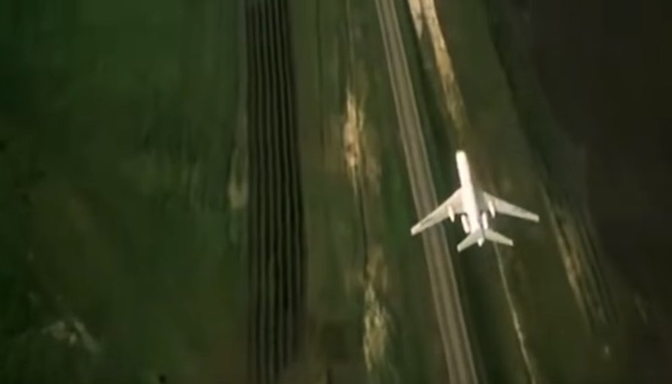 Sovietinė katastrofa: lėktuvo pilotai išvydo iš dangaus byrančias nuolaužas ir žmonių kūnus (nuotr. YouTube)