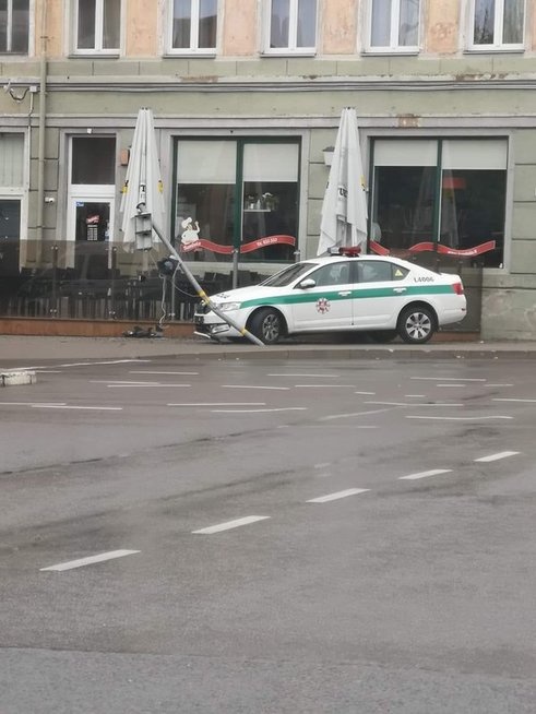 Klaipėdoje policijos ekipažas nulaužė šviesoforą: bandė išvengti susidūrimo su BMW