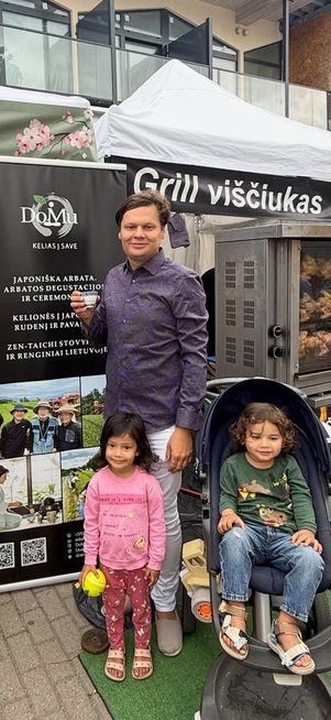 Gytis Volkavičius su vaikais (nuotr. asm. archyvo) Gytis Volkavičius su vaikais (nuotr. asm. archyvo)