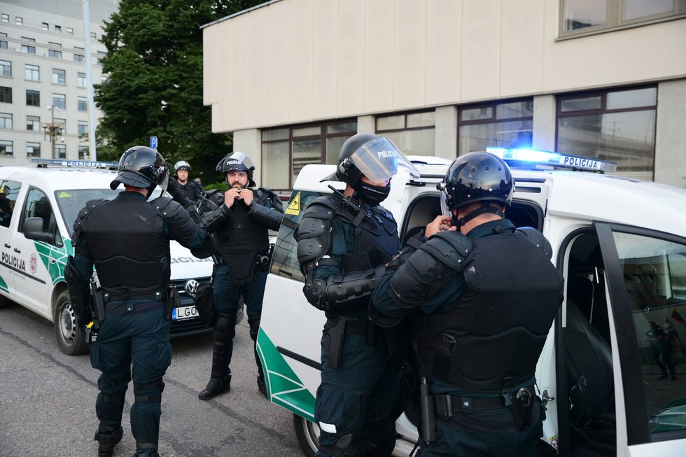 Policijos susirėmimas su mitinguotojais prie Seimo