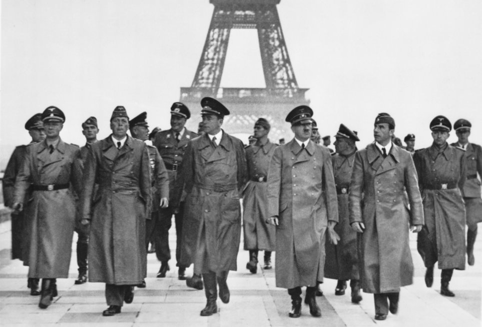 A. Hitleris Paryžiuje (nuotr. Vida Press)