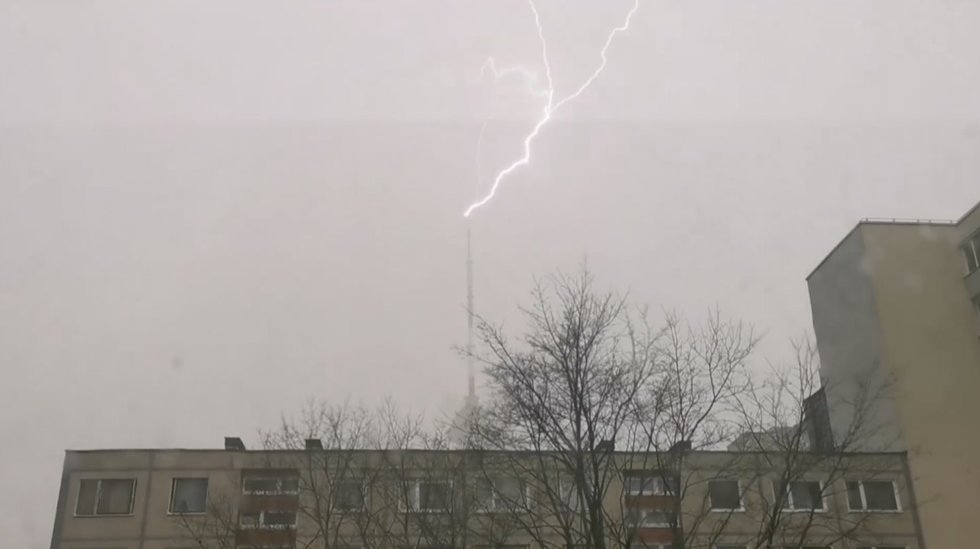 Audros metu Vilniuje netikėtai nufilmavo įspūdingą vaizdą: žaibas trenkė tiesiai į TV bokštą