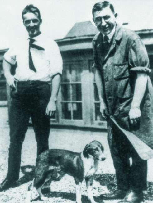 Bantingas (dešinėjė) ir vienas iš bandomųjų šunų (iliustruotosios istorijos nuotr.)