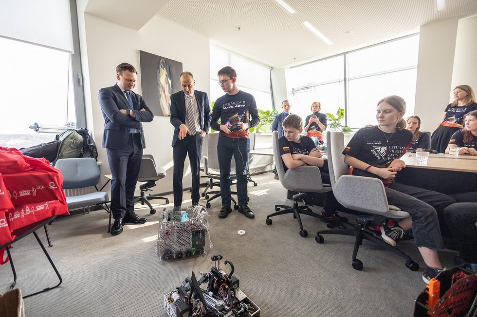 Europos robotikos čempionate su rusais atsisakę varžytis moksleiviai apdovanoti stipendijomis (nuotr. Vilniaus miesto savivaldybės)