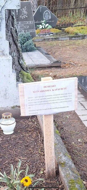 Lentelės Anykščių kapinėse (nuotr. facebook.com) Lentelės Anykščių kapinėse (nuotr. facebook.com)