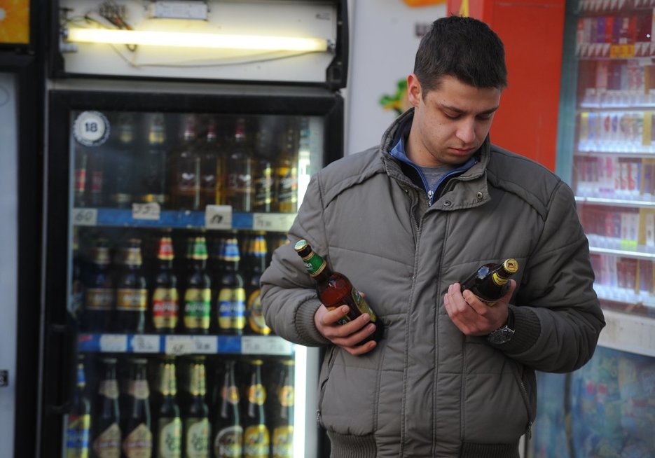 Rusijos gyventojas dvejoja parduotuvės alkoholio skyriuje (nuotr. SCANPIX)