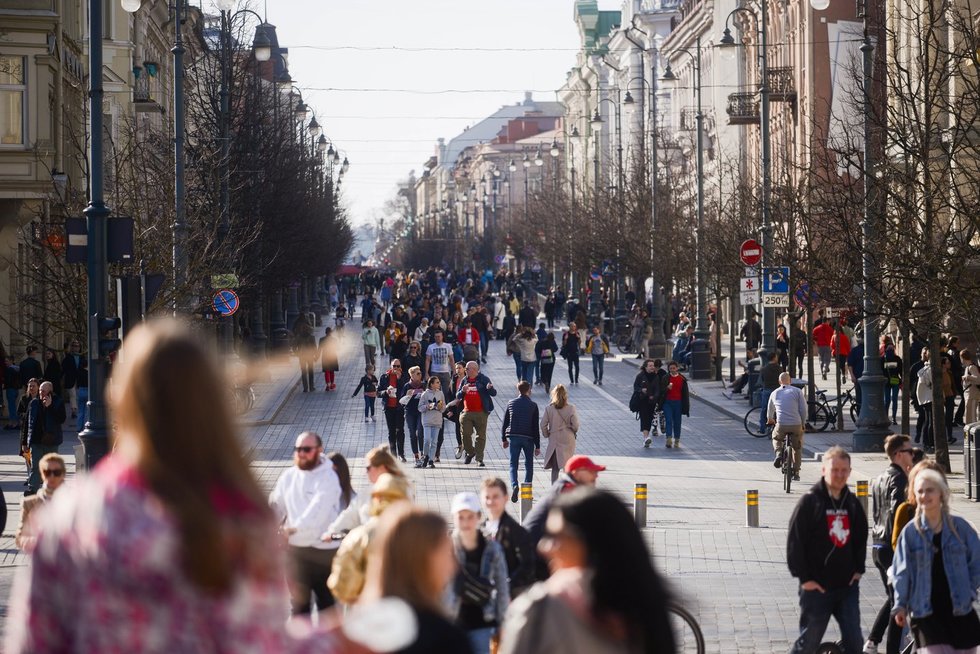Pavasariški orai savaitgalį pakvietė gyventojus laukan: Kauno ir Vilniaus gatvės knibždėte knibždėjo