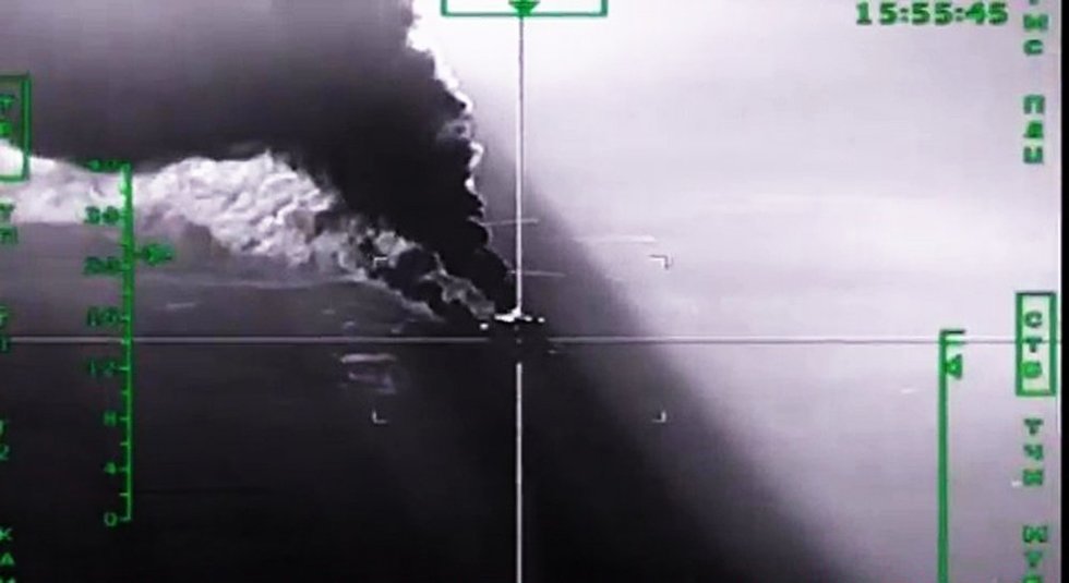 Rusijos aviacijos bombarduojamas naftos gręžinys Sirijoje (nuotr. SCANPIX)