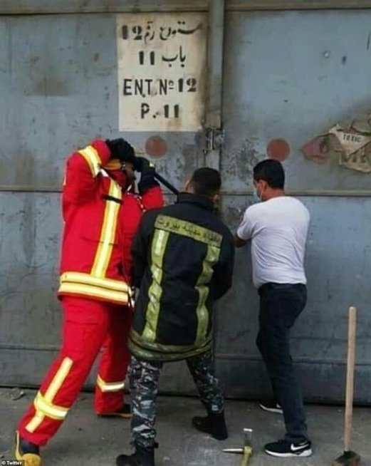 Trys ugniagesiai bando užkirsti kelią sprogimui Beirute