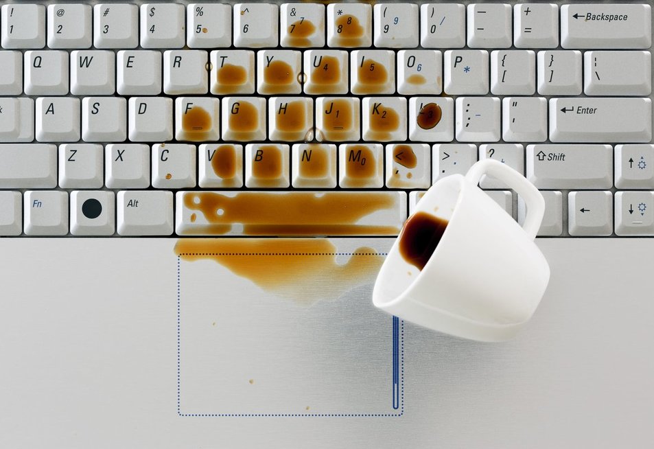 Apliejote kompiuterį kava, arbata ar vandeniu. Ką daryti? (nuotr. 123rf.com)