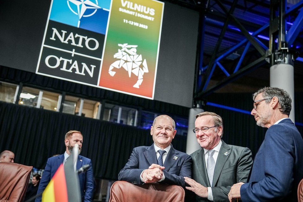 Olafas Scholzas ir Borisas Pistoriusas NATO viršūnių susitikime Vilniuje 2023 m. (nuotr. SCANPIX)