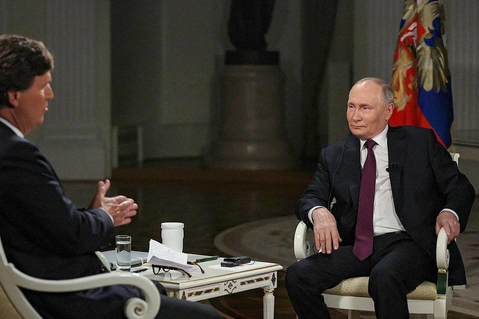 Tuckeris Carlsonas ir Vladimiras Putinas (nuotr. Twitter)