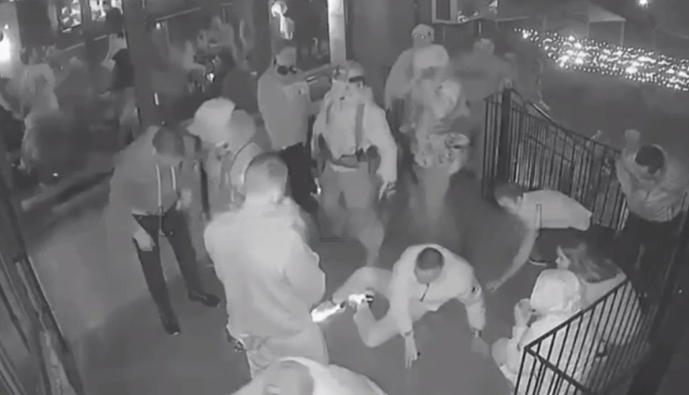 Okupuotame Kryme – karių savivalė: sumušė baro lankytojus, šaudė iš automato (nuotr. Telegram)