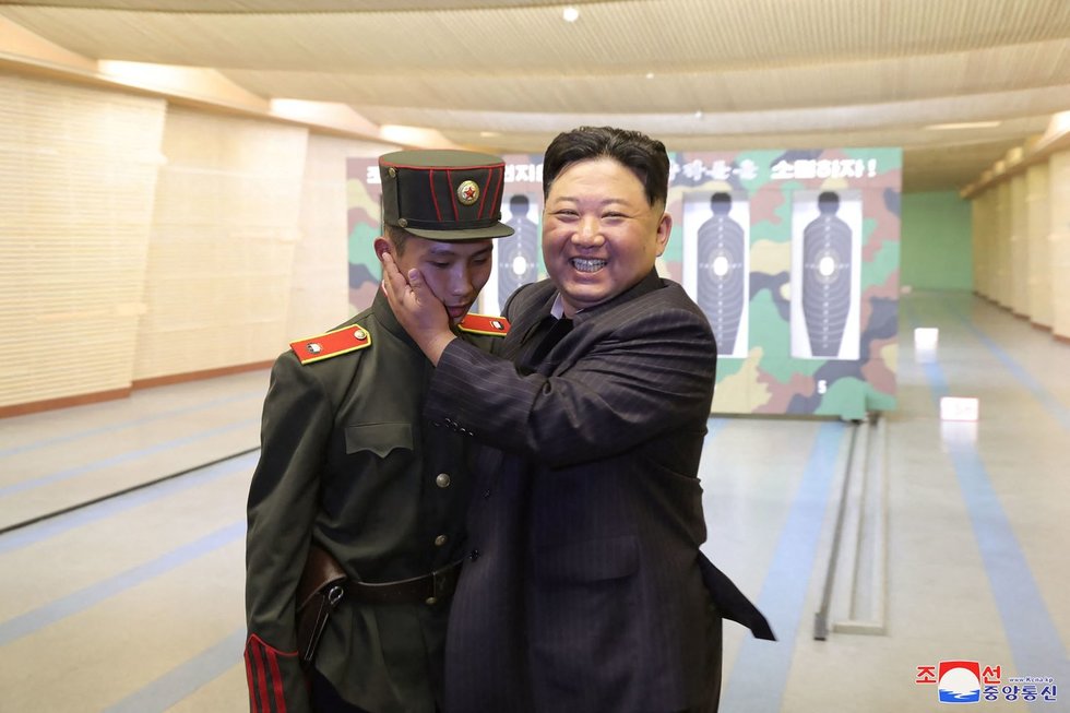 Kim Jong Unas (dešinėje) (nuotr. SCANPIX)