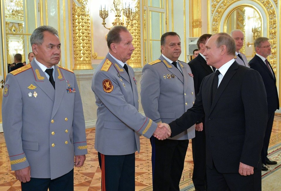 V. Zolotovas spaudžia ranką V. Putinui
