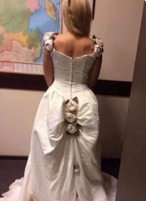 Internautai išjuokė moters vestuvinę suknelę 