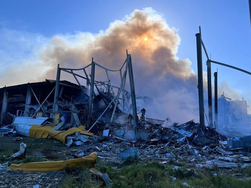 Karas Ukrainoje. Rusijos apšaudytas prekybos centras visiškai sudegė, iš griuvėsių traukiami žuvusieji (nuotr. Telegram)
