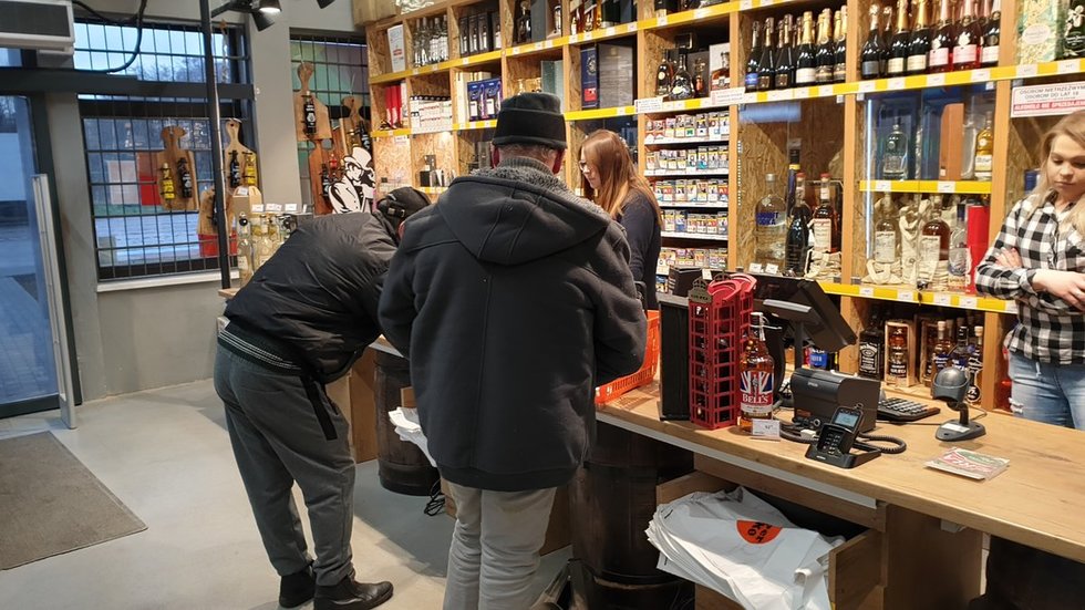 Lietuviai šluoja alkoholio lentynas Lenkijoje (nuotr. TV3/Raimundas Maslauskas)
