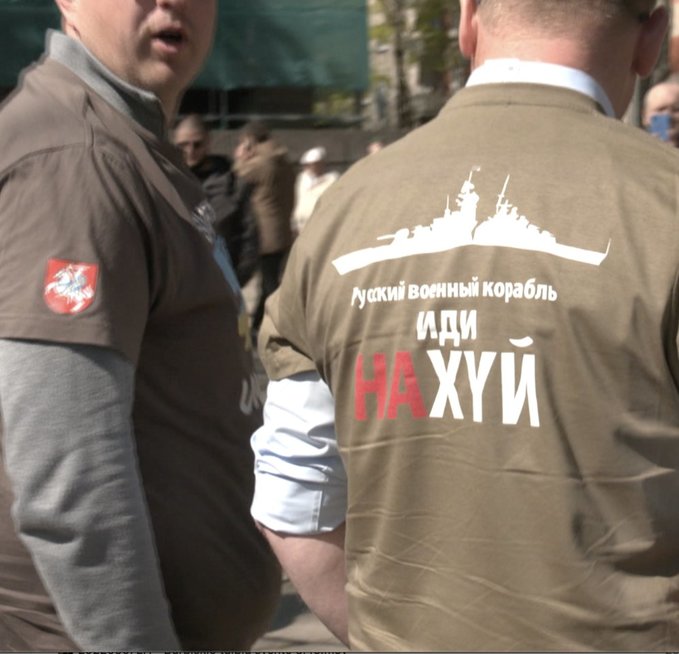 Klaipėdoje rusakalbius įsiutino būrelis vyrų, su Rusijos laivą siunčiančiais marškinėliais