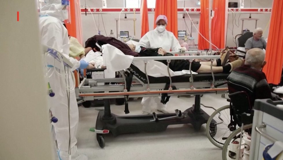 Rytų Europoje vėl liepsnoja koronaviruso pandemija: ligoninės perpildytos, o gyventojai toliau protestuoja prieš skiepus