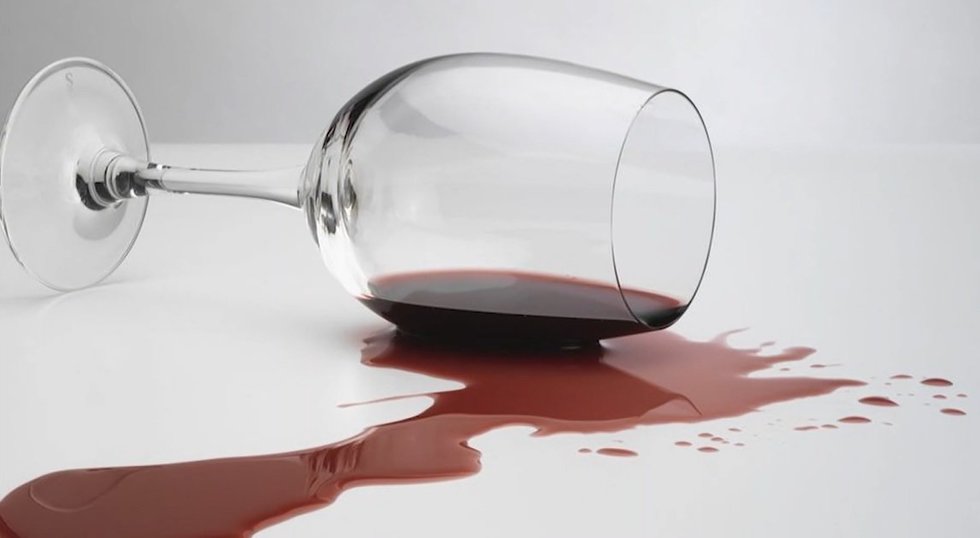 Pasakė, kas padės išvalyti raudonojo vyno dėmes 