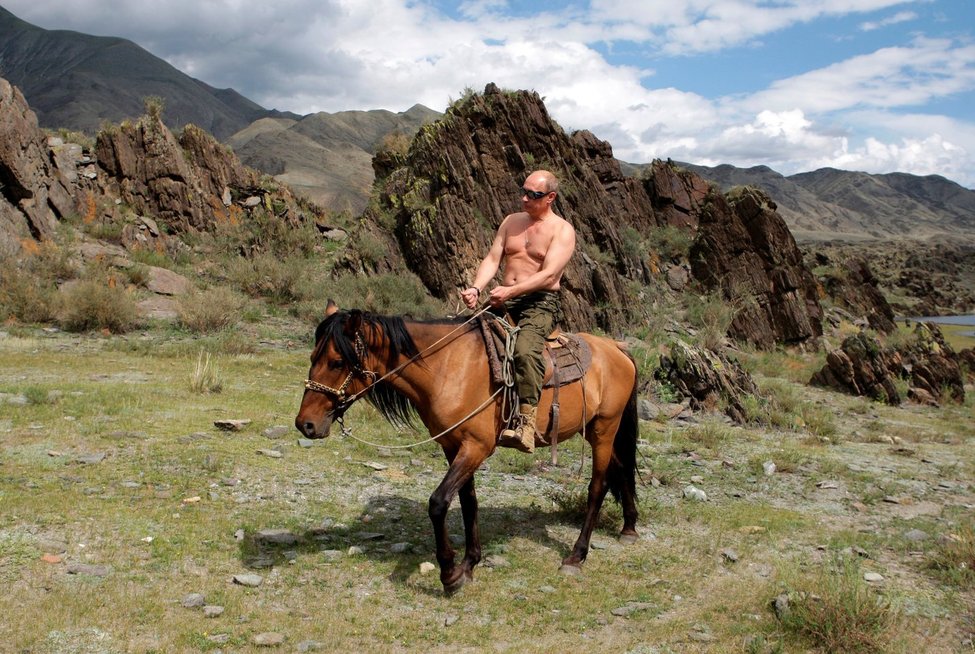 Iš „mačo“ į bejėgį: kūno kalbos ekspertas įvertino Putino išvaizdą