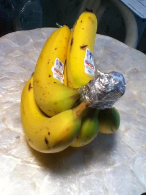 Bananai ilgiau išsilaikys švieži jei jų kotelius apsuksite maistine plėvele