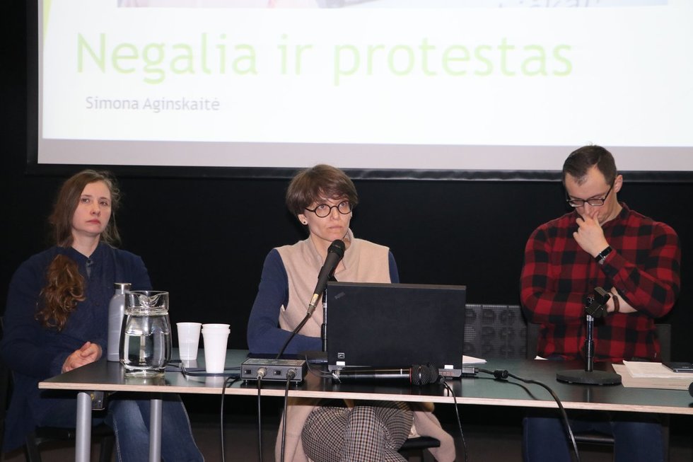 Konferencijoje apie protestus diskutavo (iš dešinės) Alina Andronova (Klaipėda), Simona Aginskaitė (LNF) ir Aivaras Žukauskas (VU Tarptautinių santykių ir politikos mokslų institutas). (Sigitos Inčiūrienės nuotr.)  