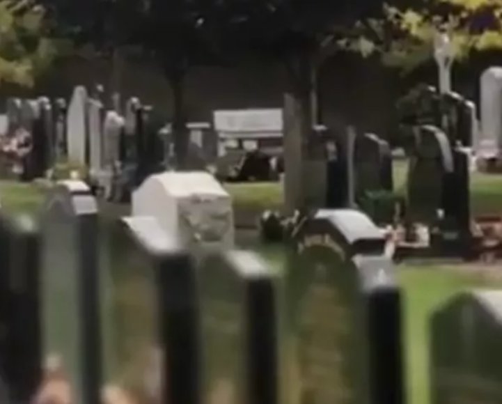 Moteris pasibaisėjo tuo, ką pamatė kapinėse: užfiksavo vaizdo įraše (nuotr. stop kadras)