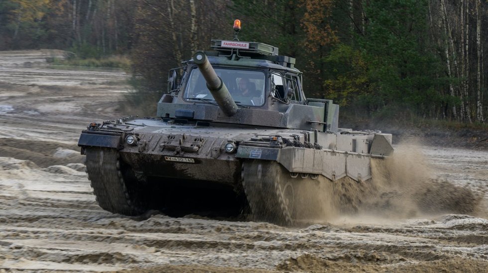 Rimtai ar juokais? Rusija tvirtina, kad „Leopard 2“ tankai gali tapti „nešvaria branduoline bomba“ (nuotr. SCANPIX)