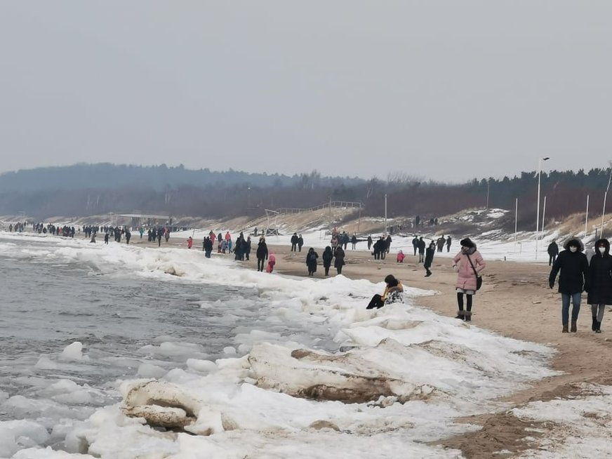 Sekmadienio popietę Klaipėdoje prie jūros plūdo žmonės