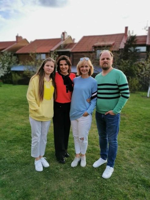 Edmundas Seilius ir Kristina Zmailaitė su šeima bei Kristina Rimiene