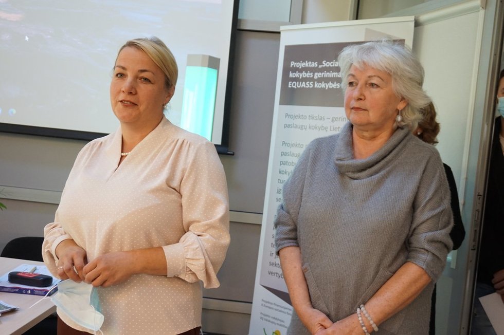 Valakupių reabilitacijos centro direktorė Tatjana Ulbinienė (kairėje) ir pagalbos priimant sprendimus specialistė Nijolė Dirsienė. Aurelijos Babinskienės nuotr.