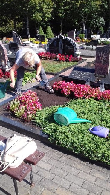 Aivaras Grigaitis kartu su savo žmona prižiūri lietuvių kapus 