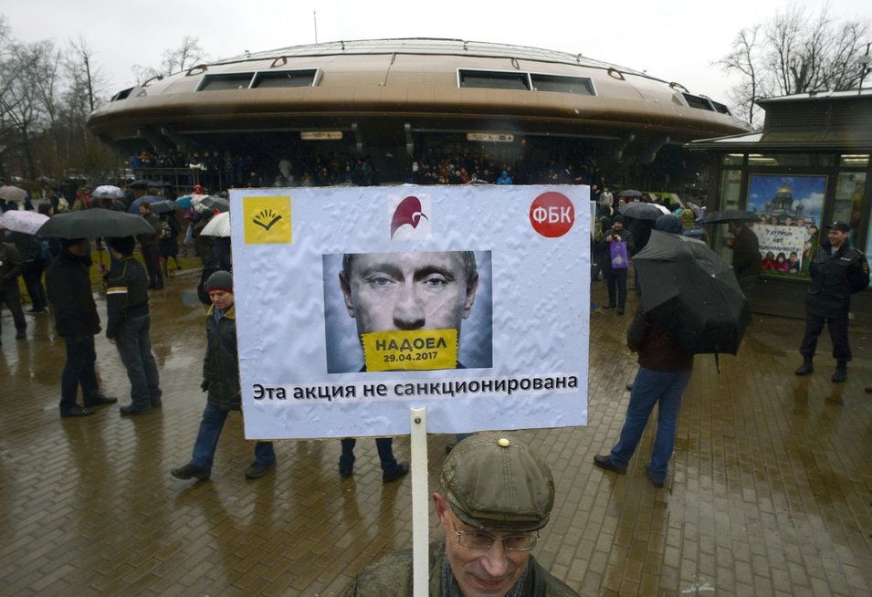 Sankt Peterburge susidorota su opozicinio mitingo dalyviais (nuotr. SCANPIX)