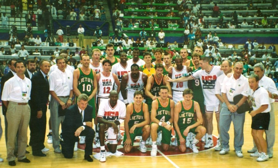 1992 m. Lietuvos vyrų krepšinio rinktinė kartu su amerikiečiais ( nuotr. LKF)