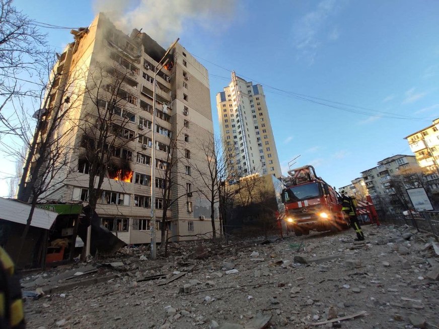 Bombarduotas daugiabutis Kyjive (nuotr. SCANPIX)