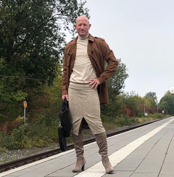 Markas Bryanas, Vokietijoje gyvenantis amerikietis, išdidžiai segasi aptemptus sijonus ir apsiavęs aukštakulniais eina į darbą