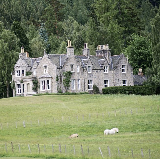 Akmeninis kotedžas, vadinamas Craigowan Lodge, esantis Balmoralo pilies teritorijoje, Škotijoje