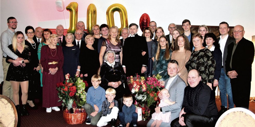 Gruodžio 7 dieną šimto metų jubiliejaus sukaktį Silvina Šleivaitė – Murnikienė atšventė su savo šeimos nariais, bičiuliais, kaimynais ir bažnytinės bendruomenės nariais. (nuotr. Šiaurės rytai/S. Vadapolo)