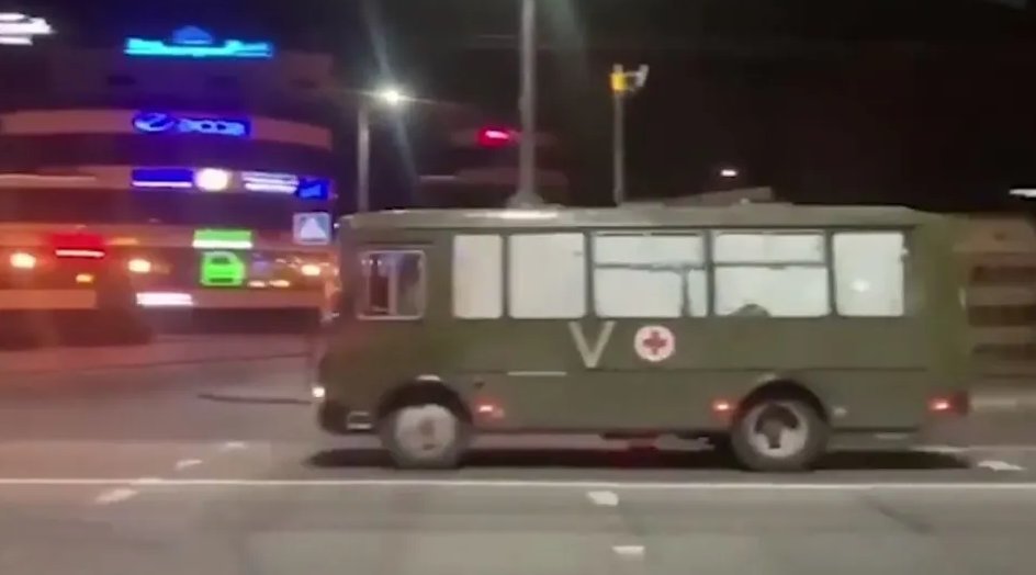 Autobusai, kuriais vežami rusų karių kūnai (nuotr. stop kadras)
