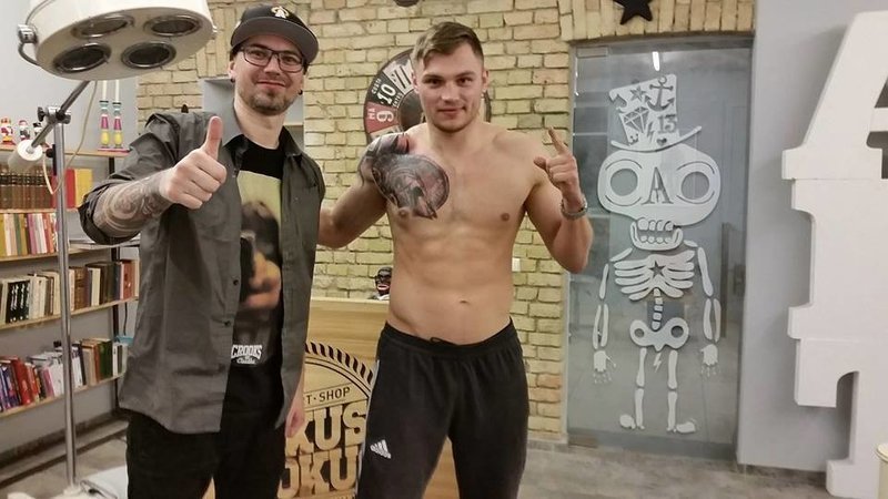 Sergejus Maslobojevas su tatuiravimo meistru (nuotr. asm. archyvo)