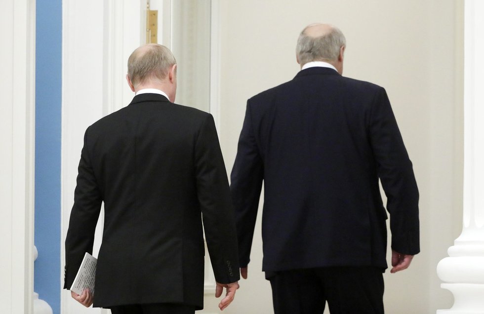 Kaimynų jungtuvės: Putinas trumpina Lukašenkos pavadėlio ilgį