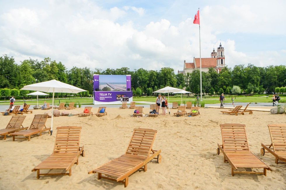 Vilniuje atidaromas pliažas Lukiškių aikštėje