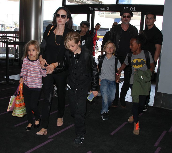 Angelina Jolie ir Bradas Pittas su vaikais (nuotr. Vida Press)