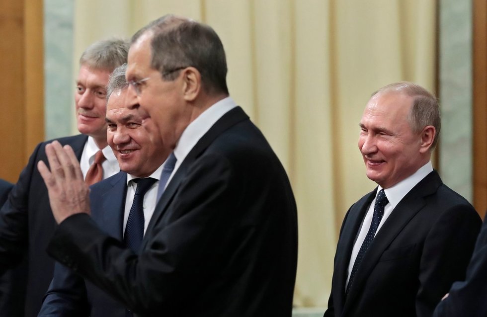 Iš kairės: Dmitrijus Peskovas, Sergejus Šoigu, Sergejus Lavrovas, Vladimiras Putinas (nuotr. SCANPIX)