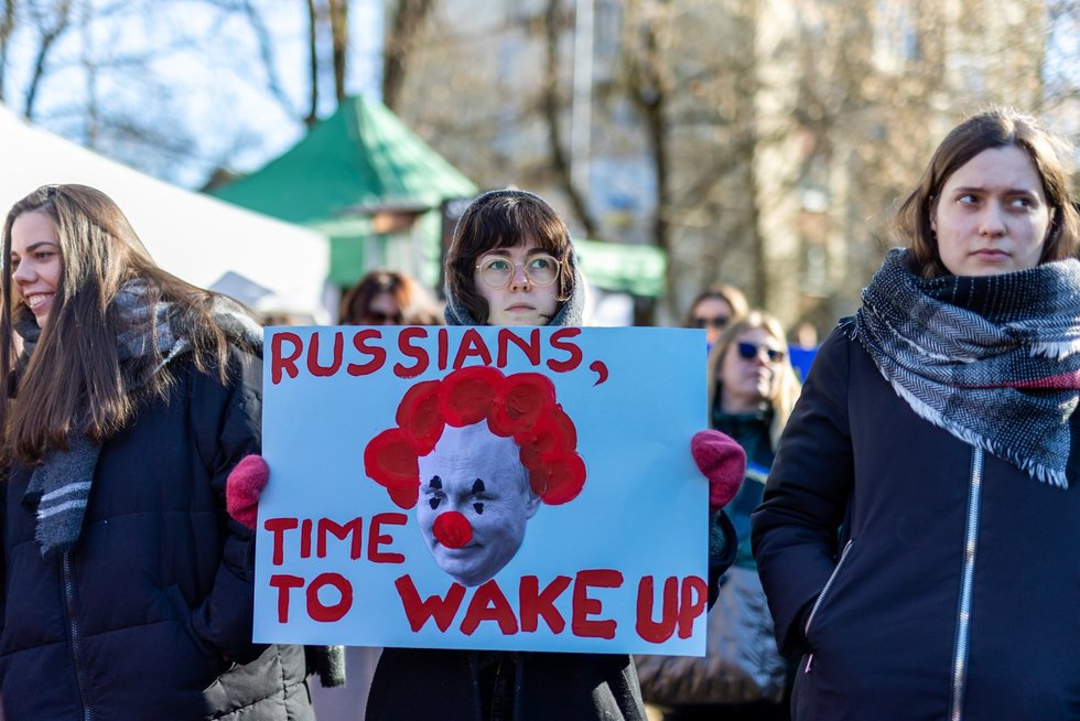 Šimtai žmonių Vilniuje susirinko „apgulti“ Rusijos ambasados: „Jei Putino „nenukneckins“ savi, bus be galo sunki kova“