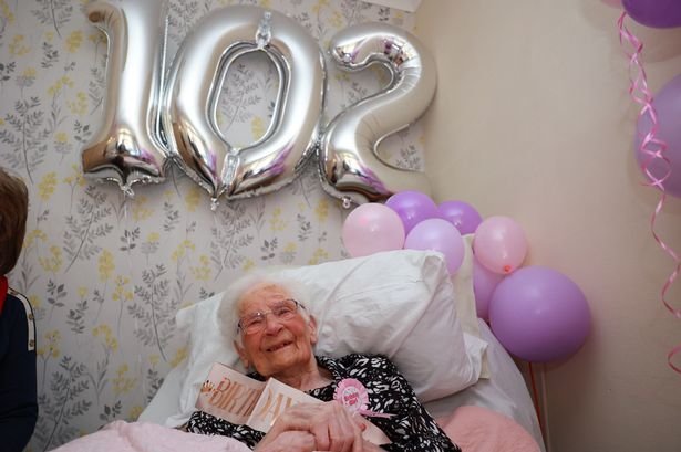 102 metų sulaukusi pensininkė išdavė ilgo gyvenimo paslaptį: 1 gėrimą vadina eleksyru (nuotr. Twitter)
