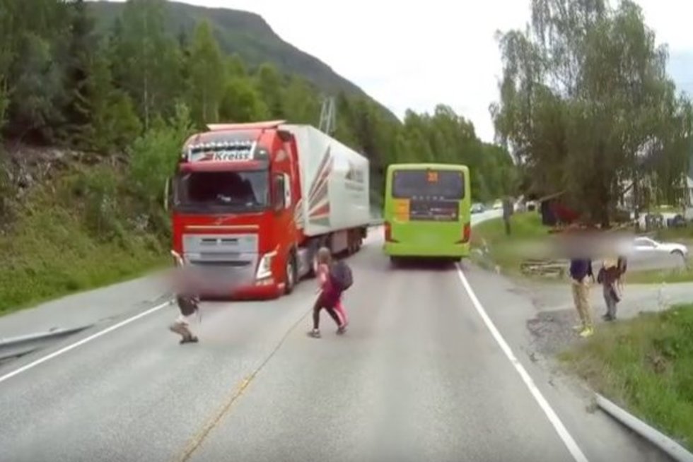 Stebuklas Norvegijoje – vaikų būrelis tik per plauką išvengė tragiškos baigties (nuotr. YouTube)